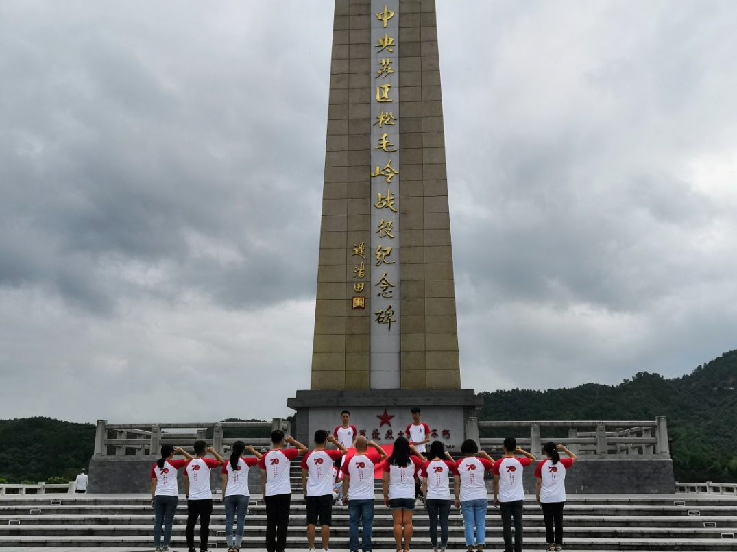 圖2 全體黨員教師在松毛嶺戰(zhàn)役紀(jì)念碑下重溫入黨誓詞.jpg